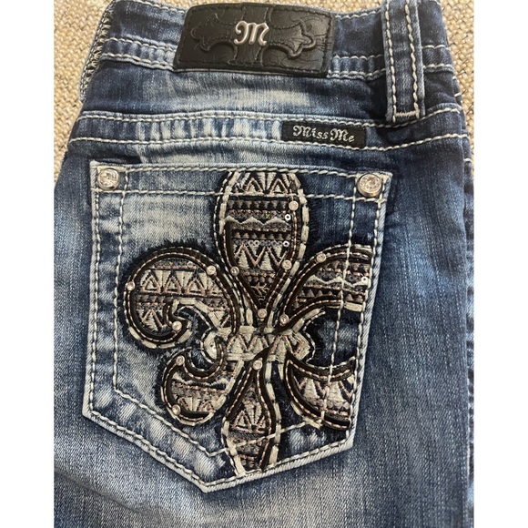 Miss Me Hailey Skinny Embroidered Fleur De Lis Jeans 29x28 Like New - Picture 3 of 11